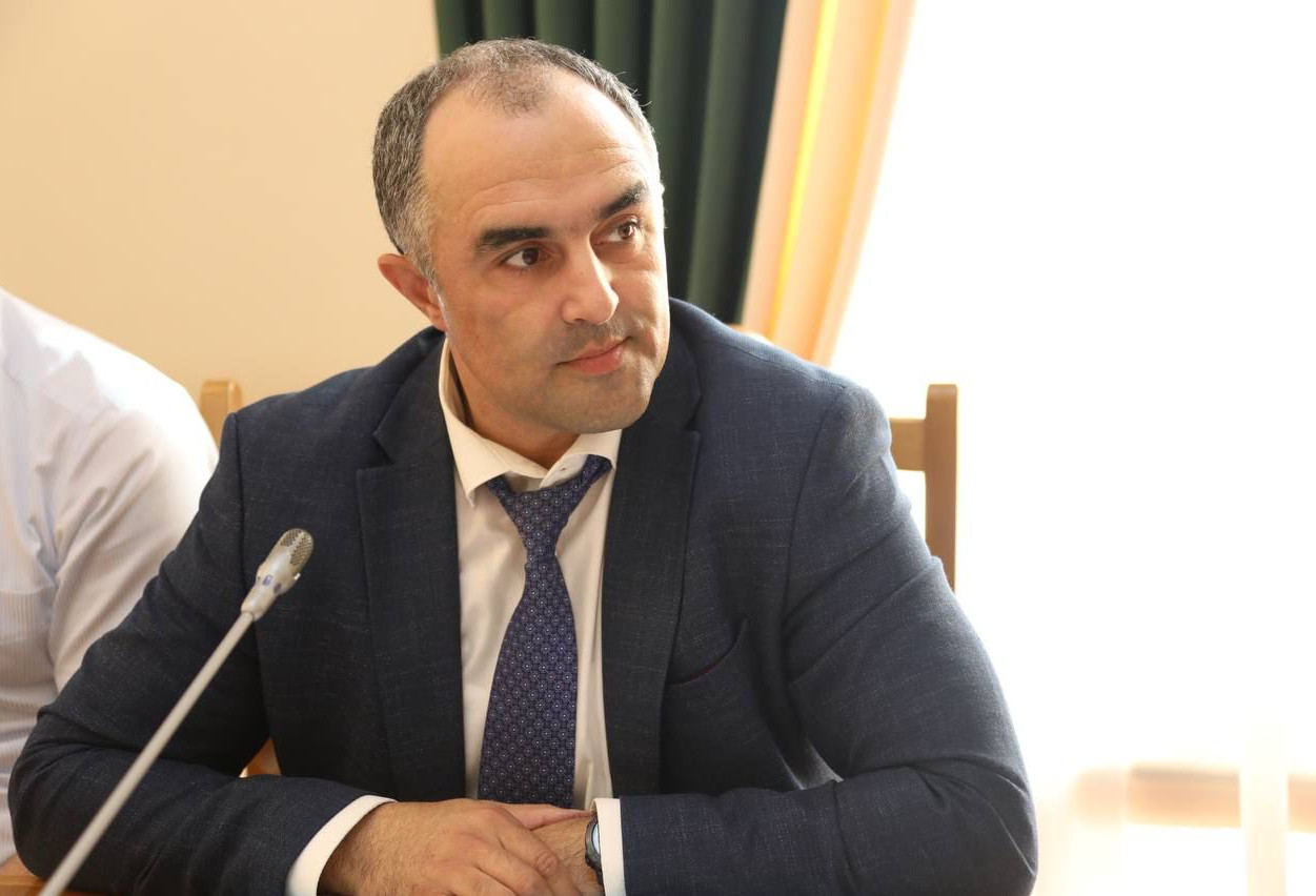 Юрий Гамзатов поздравляет жителей республики с праздником